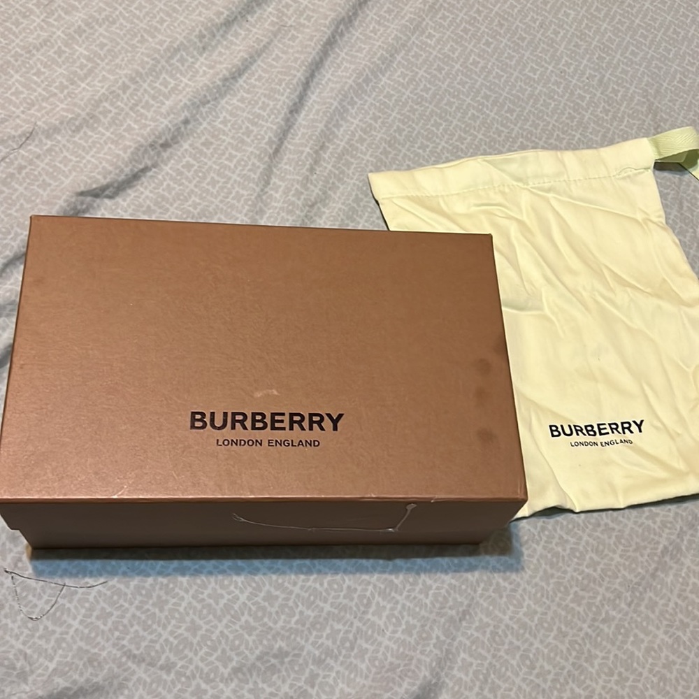 Women Burberry shoes size 5.5 - Picture 4 of 4
